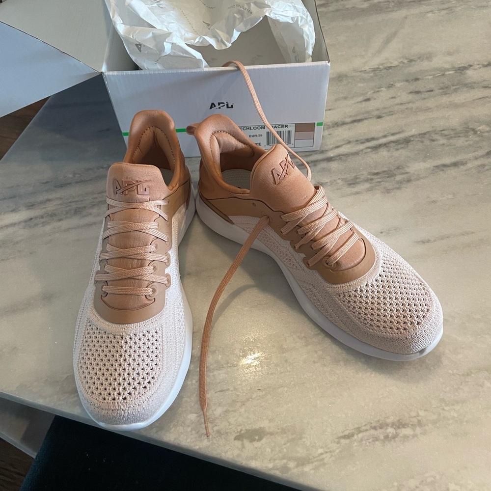 APL Women's Techloom Tracer in a orangie-pink